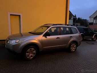 Subaru Forester 2.0x 4x4 benzín, 110 kW, šedá barva