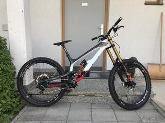 Sjezdové kolo YT  Tues CF Pro Race Mob Edition