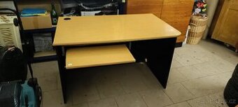 Kancelářský stůl s výsuvnou policí