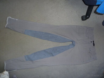 Rajtky Felix Buhler,celokožený sed