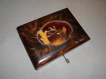 Stará, dřevěná, vyřezávaná krabice