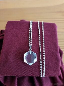 Stříbrný řetízek s přívěskem z křišťálu