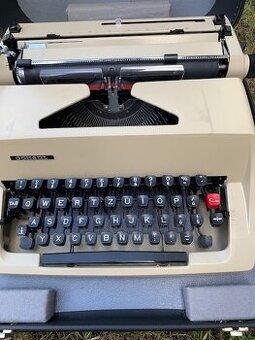 Prodám kufříkový psací stroj Consul.