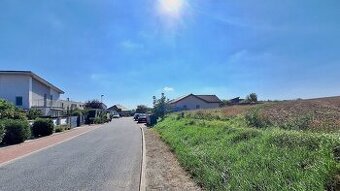 Stavební pozemek se sítěmi A9-Hrušovany u Brna- 1132 m2