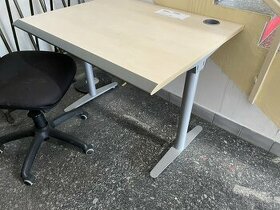 kancelářský stůl na kovovém podnoží