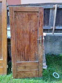 Dveře z borovice z masivu.