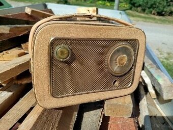 Staré kabelové rádio Tesla retro dekorace