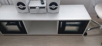 Skříň pod televizi