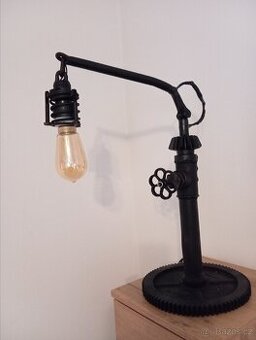 Industriální stolní lampa — originál, ruční výroba