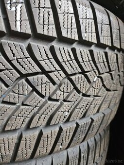 225/40R19 93W XL UltraGrip Performance GOODYEAR