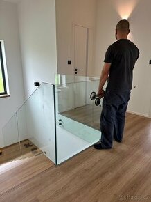 MONTÁŽNÍK - SCHODY a ZÁBRADLÍ (ZÁMEČNÍK)