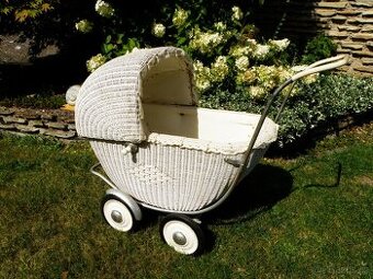 Starožitný kočárek po renovaci