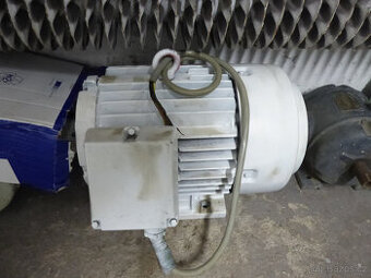 elektromotor z kompresoru orlík