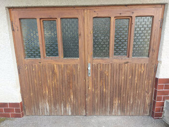 Dvoukřídlová dřevěná vrata vč. dřevěného rámu.