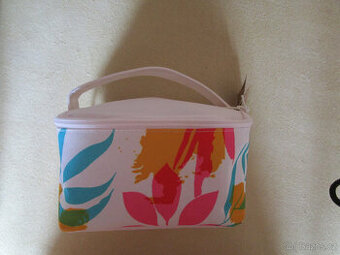 Nová pěkná kosmetická taštička, zapínání na zip