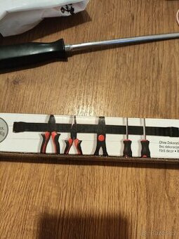 Magnetická lišta na nástroje