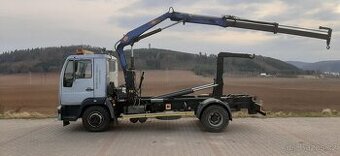 Hakový nosič kontejnerů s hydraulickou rukou