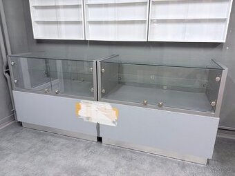 - Prosklená prodejní vitrína do obchodu -