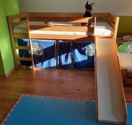 Dětská vyvýšená postel s látkovým domečkem