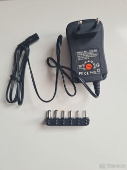 Univerzální AC/DC adaptér s nastavitelným napětím 3–12V a vý