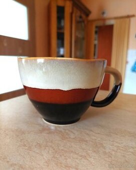 Nový hnědobéžový hrnek