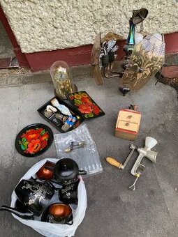 Úklid půdy 2: váhy, hodiny, sošky, lustr, servis, lžičky..