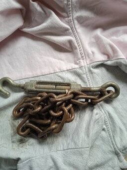 Napínák s řetězem.