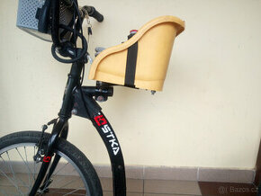 Dětská sedačka na koloběžku Kostka