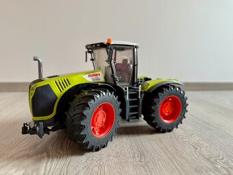 Bruder Traktor Claas Xerion