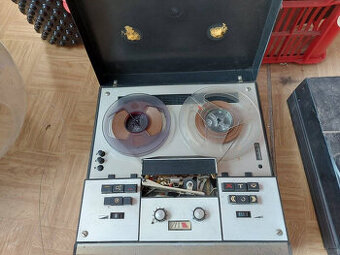 Retro kotoučový magnetofon B400