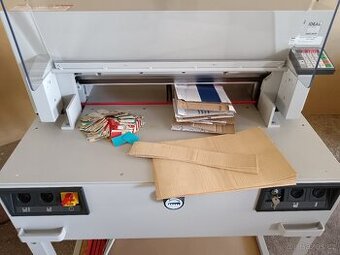 Řezačka dýhy papíru kartonu, nůžky na papír, stohová řezačka