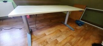 elektricky polohovatelný stul