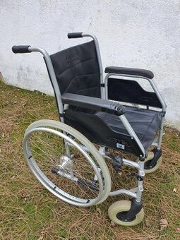 ŠIROKÝ skládací invalidní vozík MEYRA - PLNÁ KOLA - 1
