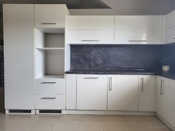 Rohová kuchyňská linka z expozice