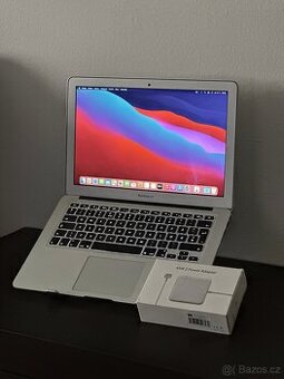 Macbook Air Intel i5 256GB SSD (STAV 8/10)