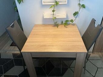 Jídelní stůl ve čtvercovém tvaru ,2x židle