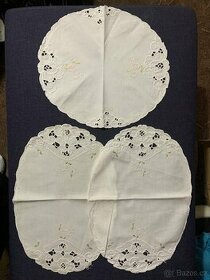 Sada starých vyšívaných deček na chalupu 3 ks