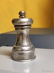 Stříbrný mlýnek na pepř