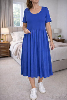 královsky modré šaty