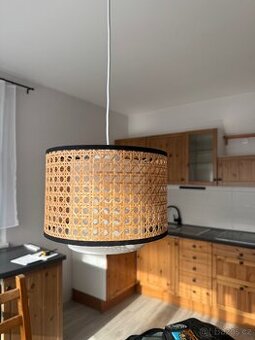 Závěsné světlo – ratanové stínidlo, přírodní styl
