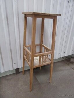 Nabízím starý secesní stojan na kytky. Materiál měkké dřevo.