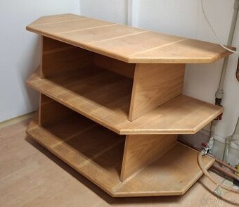 Dva dřevěné regálky/pultíky