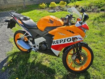 Honda CBR 125R (2015) – Najeto jen 2 5xx km, 1. majitel