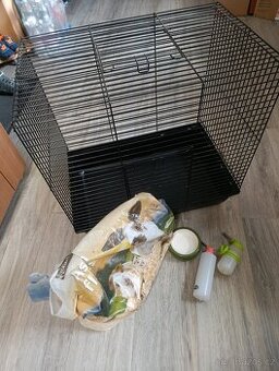Klec 57x57x37 s příslušenstvím spěchá zavazí
