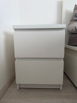 Bílý noční stolek MALM + skleněná horní deska