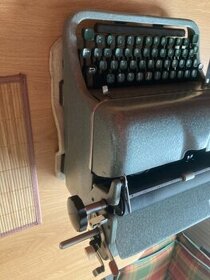 mechanický psací stroj - 1