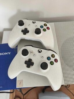 Xbox One S (500 GB) + FIFA 24 + dva ovladače