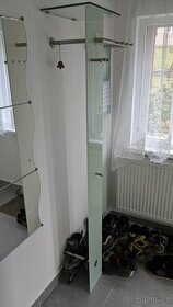 Minimalistická předsíňová stěna/věšák sklo a kov