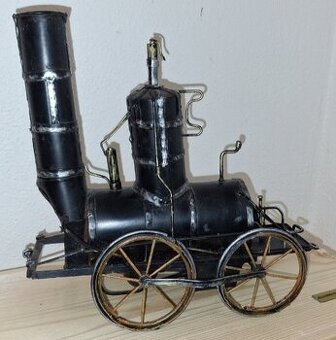 starožitný model - kovový parní stroj, délka 23cm