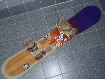 PĚKNÝ DÍVČÍ SNOWBOARD BURTON FEEL GOOD 150 CM+BURTON VÁZÁNÍ